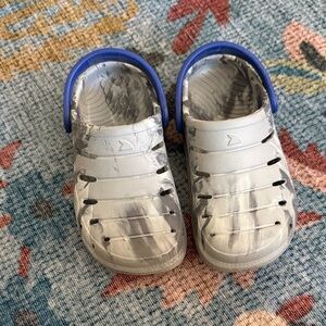 Rugged shark • marbled gray slip on